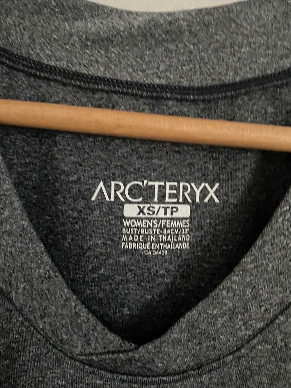 Arc’teryx Tank Top Women’s XS Gray V-Neck Hiking Running Workout Athletic - Picture 3 of 5